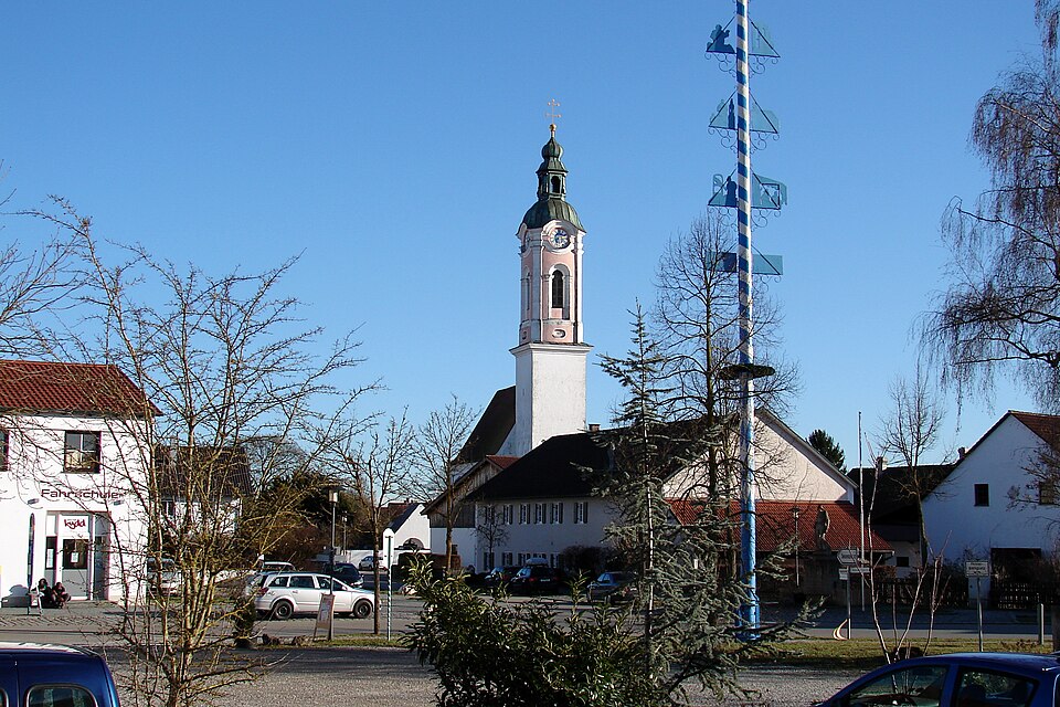 Fenster-Gurus in Zolling – Dorfplatz (Foto: H.Helmlechner) Dorfplatz in Zolling – Fenster-Gurus vermittelt Fachbetriebe in Zolling